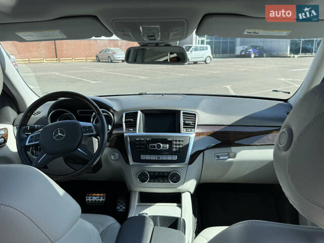 Серый Мерседес М-Класс, объемом двигателя 2.99 л и пробегом 111 тыс. км за 23500 $, фото 1 на Automoto.ua