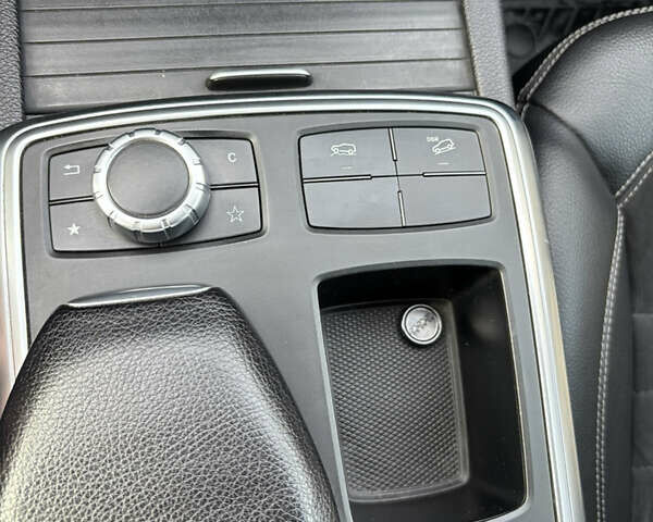 Серый Мерседес М-Класс, объемом двигателя 2.99 л и пробегом 186 тыс. км за 25000 $, фото 26 на Automoto.ua