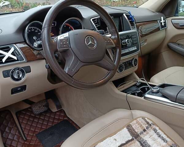 Серый Мерседес М-Класс, объемом двигателя 2.99 л и пробегом 195 тыс. км за 20950 $, фото 3 на Automoto.ua