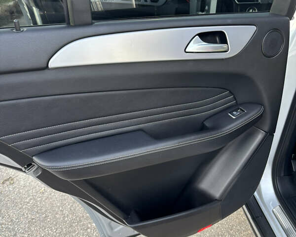 Серый Мерседес М-Класс, объемом двигателя 2.99 л и пробегом 186 тыс. км за 25000 $, фото 21 на Automoto.ua