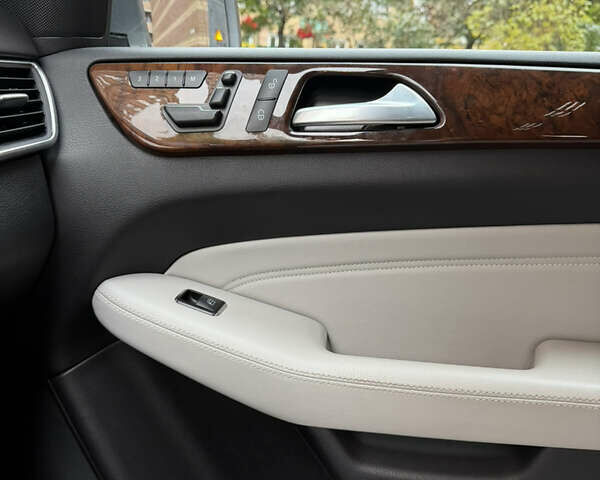 Сірий Мерседес М-Клас, об'ємом двигуна 3.5 л та пробігом 266 тис. км за 24500 $, фото 13 на Automoto.ua