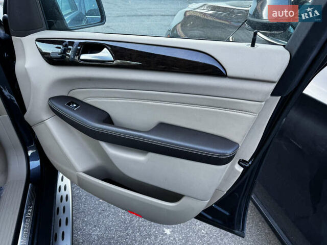 Сірий Мерседес М-Клас, об'ємом двигуна 3 л та пробігом 220 тис. км за 13900 $, фото 8 на Automoto.ua