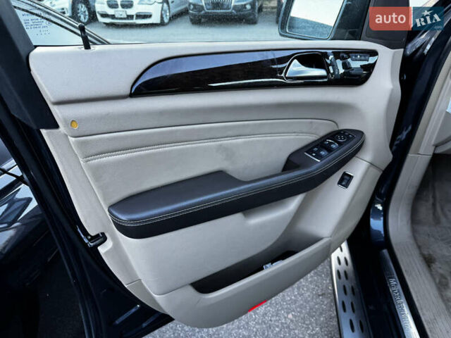 Сірий Мерседес М-Клас, об'ємом двигуна 3 л та пробігом 220 тис. км за 13900 $, фото 4 на Automoto.ua
