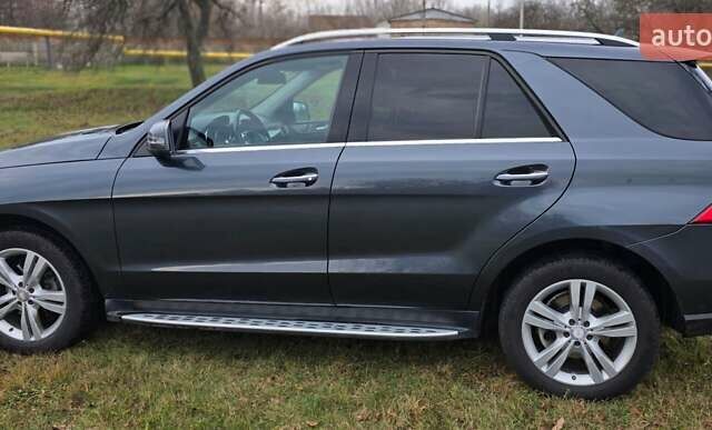 Сірий Мерседес М-Клас, об'ємом двигуна 3.5 л та пробігом 195 тис. км за 17000 $, фото 4 на Automoto.ua