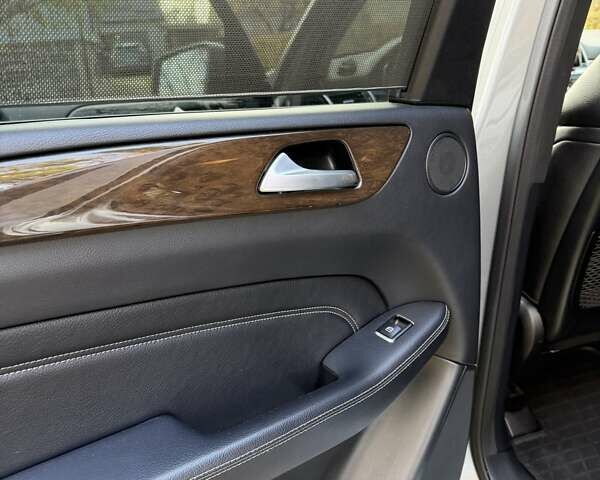 Серый Мерседес М-Класс, объемом двигателя 3.5 л и пробегом 180 тыс. км за 20900 $, фото 16 на Automoto.ua