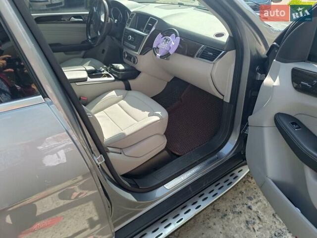 Серый Мерседес М-Класс, объемом двигателя 2.2 л и пробегом 250 тыс. км за 19999 $, фото 11 на Automoto.ua