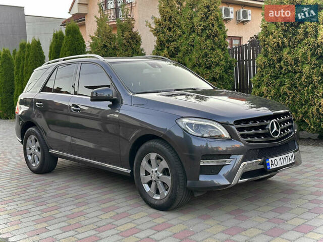 Сірий Мерседес М-Клас, об'ємом двигуна 3 л та пробігом 255 тис. км за 23350 $, фото 2 на Automoto.ua