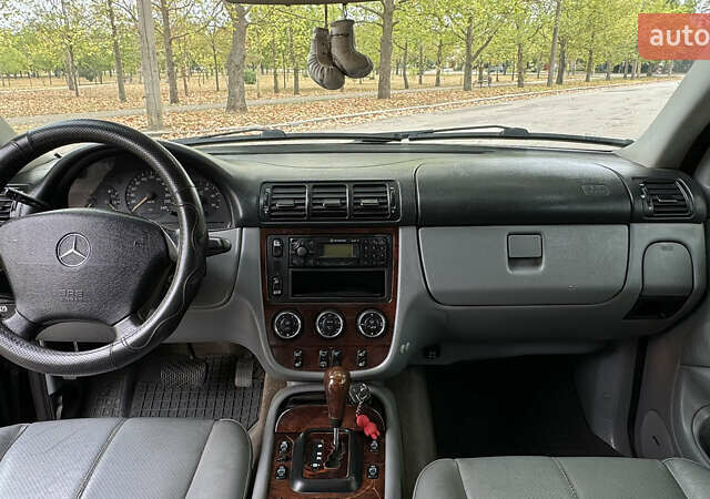 Синий Мерседес М-Класс, объемом двигателя 4 л и пробегом 240 тыс. км за 5150 $, фото 25 на Automoto.ua