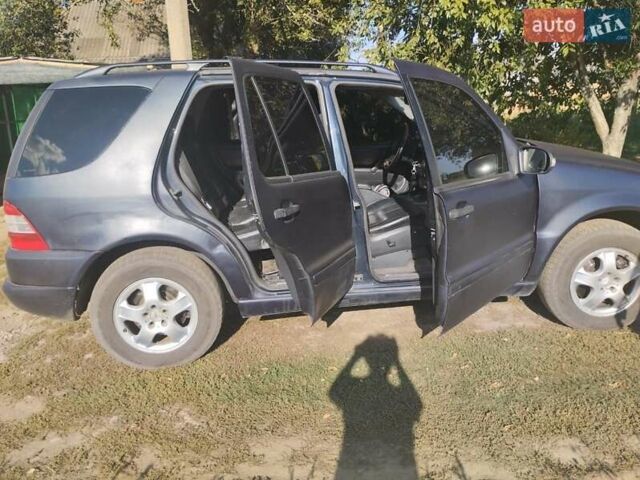 Синий Мерседес М-Класс, объемом двигателя 2.7 л и пробегом 320 тыс. км за 4800 $, фото 3 на Automoto.ua