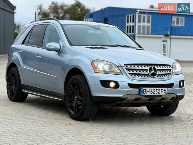 Синий Мерседес М-Класс, объемом двигателя 4.97 л и пробегом 261 тыс. км за 7900 $, фото 2 на Automoto.ua