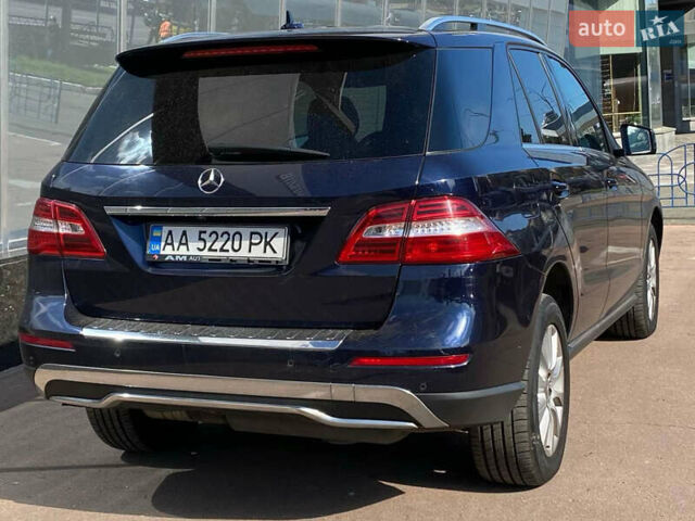 Мерседес М-Клас 2013 у Києві на Automoto.ua Синій Мерседес М-Клас, об'ємом двигуна 2.14 л та пробігом 307 тис. км за 16900 $, фото 5 на Automoto.ua