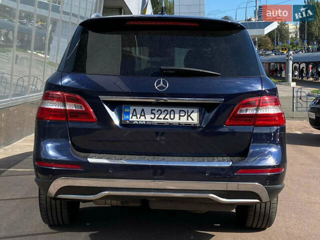 Мерседес М-Клас 2013 у Києві на Automoto.ua Синій Мерседес М-Клас, об'ємом двигуна 2.14 л та пробігом 307 тис. км за 16900 $, фото 4 на Automoto.ua