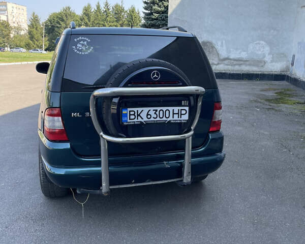Зеленый Мерседес М-Класс, объемом двигателя 3.2 л и пробегом 253 тыс. км за 4000 $, фото 1 на Automoto.ua