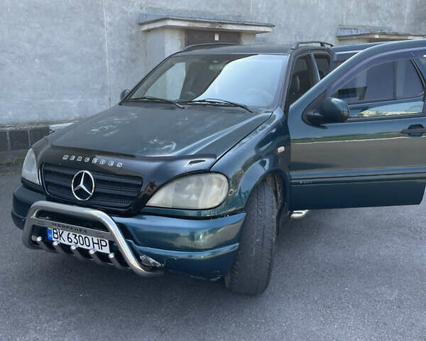 Зеленый Мерседес М-Класс, объемом двигателя 3.2 л и пробегом 253 тыс. км за 4000 $, фото 7 на Automoto.ua