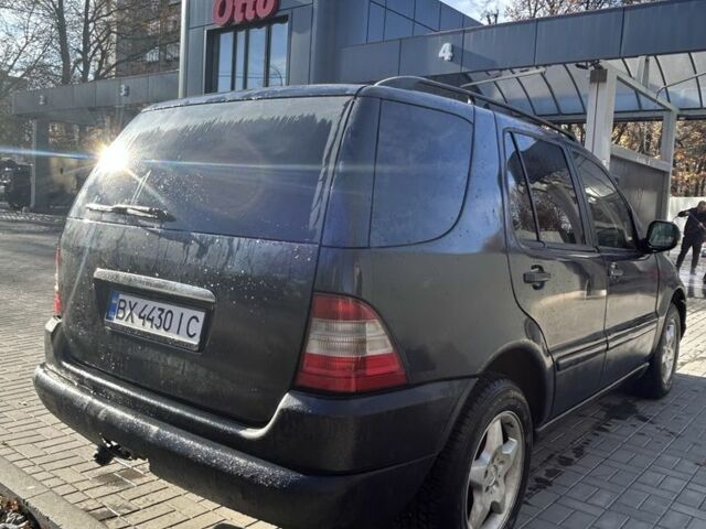 Черный Мерседес МЛ 320, объемом двигателя 3.2 л и пробегом 2 тыс. км за 7500 $, фото 3 на Automoto.ua