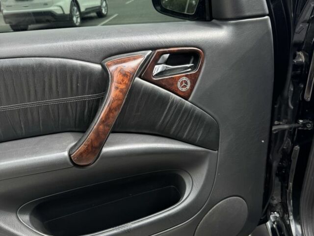 Черный Мерседес МЛ 320, объемом двигателя 3.2 л и пробегом 301 тыс. км за 7100 $, фото 5 на Automoto.ua