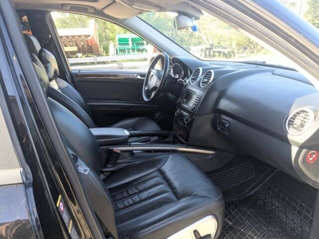 Черный Мерседес МЛ 320, объемом двигателя 3 л и пробегом 500 тыс. км за 10100 $, фото 1 на Automoto.ua