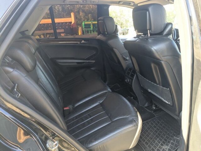 Черный Мерседес МЛ 320, объемом двигателя 3 л и пробегом 500 тыс. км за 10100 $, фото 2 на Automoto.ua