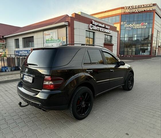 Черный Мерседес МЛ 320, объемом двигателя 3 л и пробегом 293 тыс. км за 11000 $, фото 6 на Automoto.ua