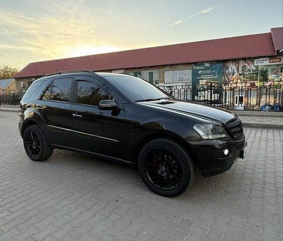 Черный Мерседес МЛ 320, объемом двигателя 3 л и пробегом 293 тыс. км за 11000 $, фото 4 на Automoto.ua