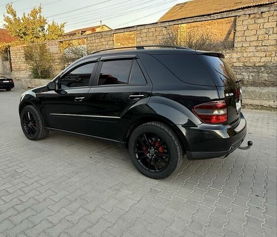 Черный Мерседес МЛ 320, объемом двигателя 3 л и пробегом 293 тыс. км за 11000 $, фото 9 на Automoto.ua