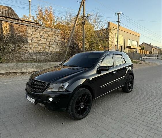 Черный Мерседес МЛ 320, объемом двигателя 3 л и пробегом 293 тыс. км за 11000 $, фото 1 на Automoto.ua