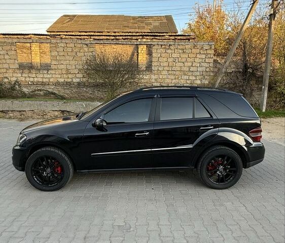 Черный Мерседес МЛ 320, объемом двигателя 3 л и пробегом 293 тыс. км за 11000 $, фото 2 на Automoto.ua