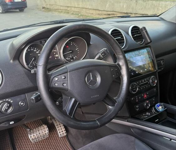 Черный Мерседес МЛ 320, объемом двигателя 3 л и пробегом 293 тыс. км за 11000 $, фото 15 на Automoto.ua