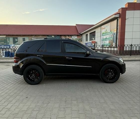 Черный Мерседес МЛ 320, объемом двигателя 3 л и пробегом 293 тыс. км за 11000 $, фото 5 на Automoto.ua