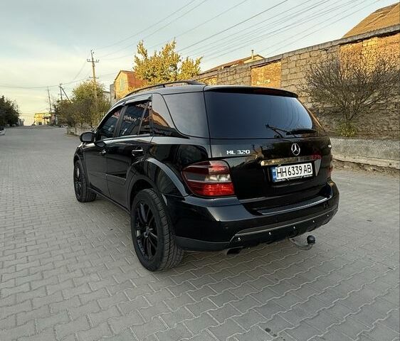 Черный Мерседес МЛ 320, объемом двигателя 3 л и пробегом 293 тыс. км за 11000 $, фото 8 на Automoto.ua