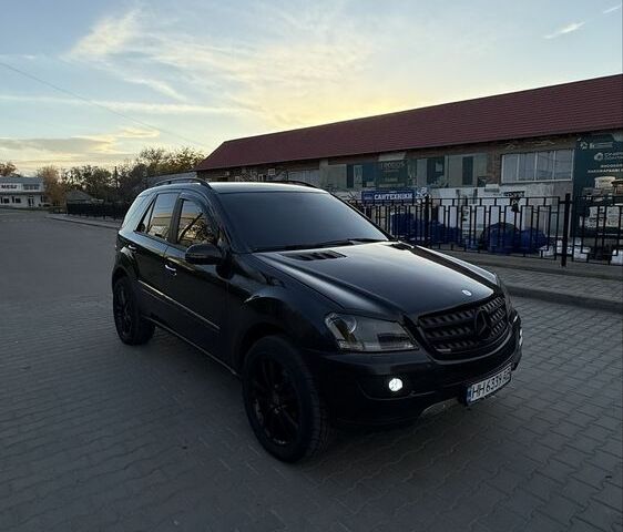 Черный Мерседес МЛ 320, объемом двигателя 3 л и пробегом 293 тыс. км за 11000 $, фото 3 на Automoto.ua