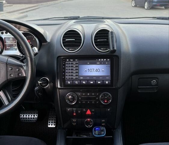 Черный Мерседес МЛ 320, объемом двигателя 3 л и пробегом 293 тыс. км за 11000 $, фото 12 на Automoto.ua