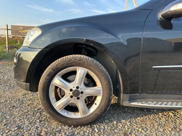 Черный Мерседес МЛ 320, объемом двигателя 3 л и пробегом 270 тыс. км за 13790 $, фото 2 на Automoto.ua