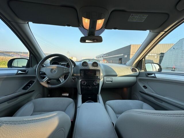 Черный Мерседес МЛ 320, объемом двигателя 3 л и пробегом 270 тыс. км за 13790 $, фото 15 на Automoto.ua