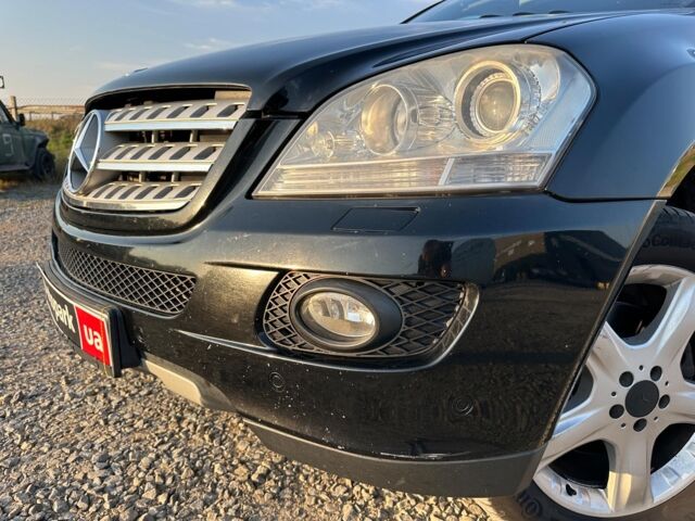 Черный Мерседес МЛ 320, объемом двигателя 3 л и пробегом 270 тыс. км за 13790 $, фото 1 на Automoto.ua