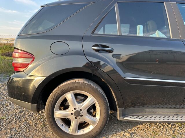 Черный Мерседес МЛ 320, объемом двигателя 3 л и пробегом 270 тыс. км за 13790 $, фото 11 на Automoto.ua