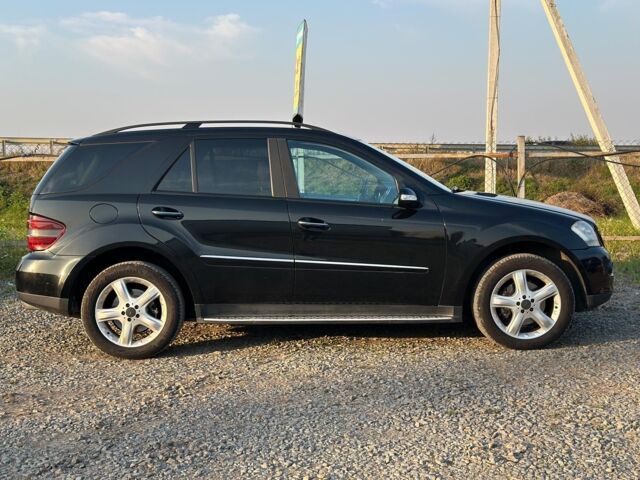 Черный Мерседес МЛ 320, объемом двигателя 3 л и пробегом 270 тыс. км за 13790 $, фото 12 на Automoto.ua