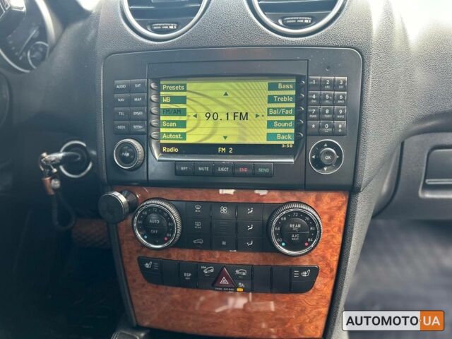 Черный Мерседес МЛ 320, объемом двигателя 3 л и пробегом 362 тыс. км за 12500 $, фото 7 на Automoto.ua