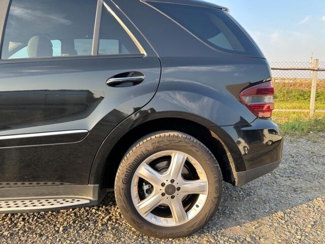 Черный Мерседес МЛ 320, объемом двигателя 3 л и пробегом 270 тыс. км за 13790 $, фото 3 на Automoto.ua