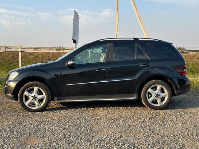 Черный Мерседес МЛ 320, объемом двигателя 3 л и пробегом 270 тыс. км за 13790 $, фото 4 на Automoto.ua