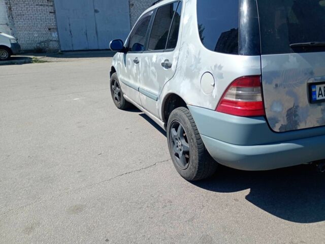 Серый Мерседес МЛ 320, объемом двигателя 3.2 л и пробегом 515 тыс. км за 3950 $, фото 2 на Automoto.ua