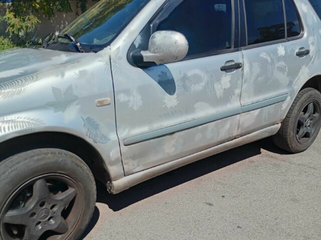 Серый Мерседес МЛ 320, объемом двигателя 3.2 л и пробегом 515 тыс. км за 3950 $, фото 1 на Automoto.ua