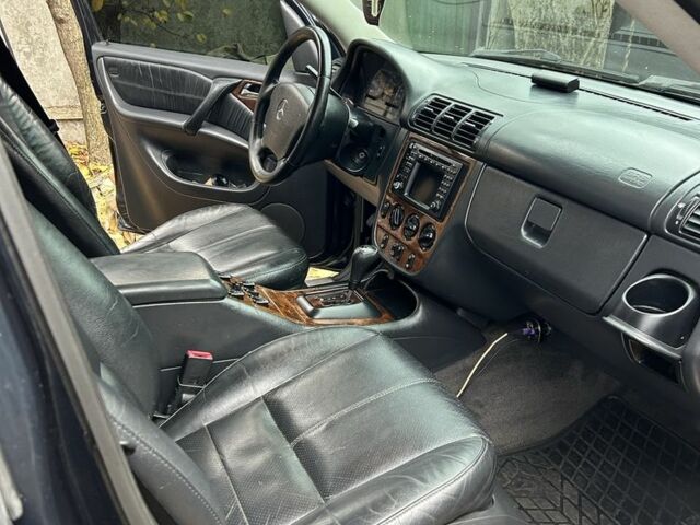 Синій Мерседес МЛ 320, об'ємом двигуна 3.2 л та пробігом 280 тис. км за 5499 $, фото 4 на Automoto.ua