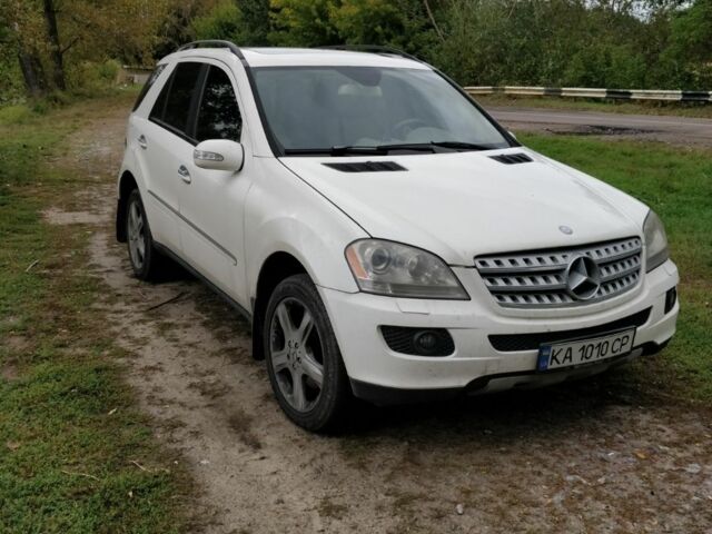 Белый Мерседес МЛ 350, объемом двигателя 3.5 л и пробегом 270 тыс. км за 8200 $, фото 1 на Automoto.ua