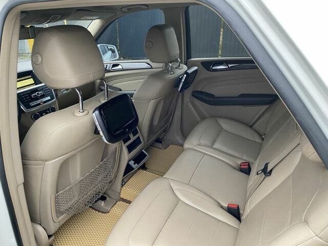 Белый Мерседес МЛ 350, объемом двигателя 3.5 л и пробегом 195 тыс. км за 18490 $, фото 4 на Automoto.ua