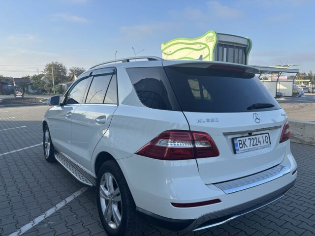 Білий Мерседес МЛ 350, об'ємом двигуна 3.5 л та пробігом 195 тис. км за 18000 $, фото 2 на Automoto.ua