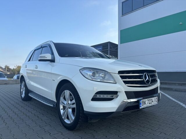 Білий Мерседес МЛ 350, об'ємом двигуна 3.5 л та пробігом 195 тис. км за 18000 $, фото 1 на Automoto.ua