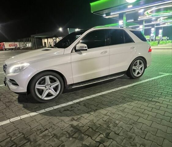 Белый Мерседес МЛ 350, объемом двигателя 3 л и пробегом 204 тыс. км за 19500 $, фото 1 на Automoto.ua