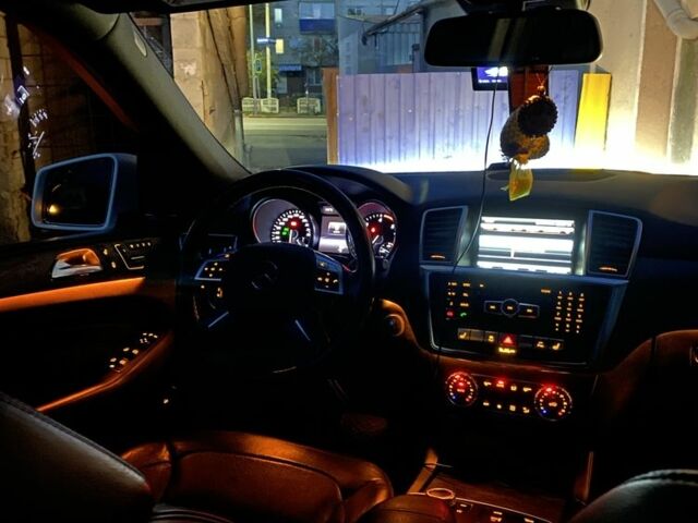Белый Мерседес МЛ 350, объемом двигателя 3 л и пробегом 245 тыс. км за 23700 $, фото 13 на Automoto.ua