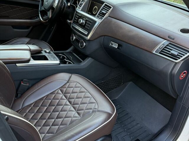 Білий Мерседес МЛ 350, об'ємом двигуна 3 л та пробігом 197 тис. км за 28000 $, фото 1 на Automoto.ua